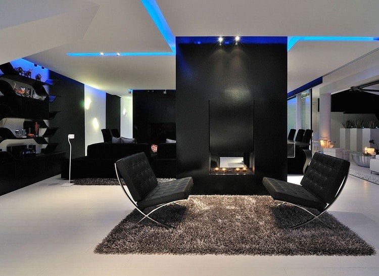 Wohnzimmer-Grau-Schwarz-Kamin-freistehend-LED-blaue-Beleuchtung