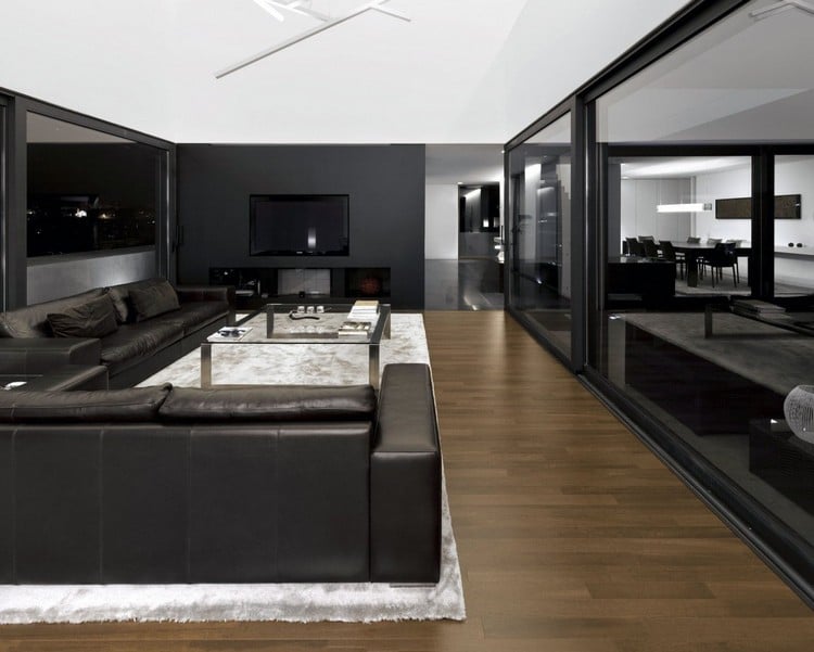 Wohnzimmer-Grau-schwarz-Spiegelwand-Shaggy-Teppich