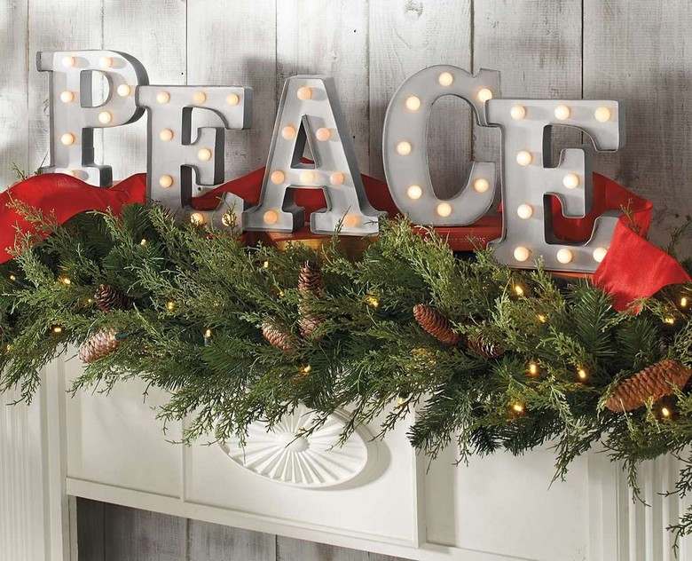 amerikanische-Weihnachtsdeko-Tannenzapfen-Buchstaben-Beleuchtet-Kaminsims