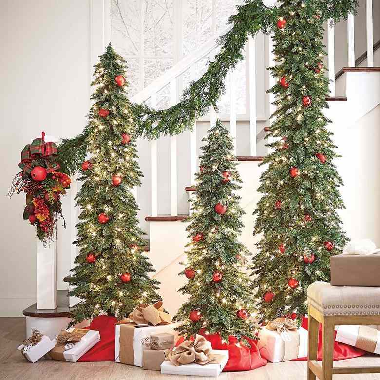amerikanische-Weihnachtsdeko-Weihnachtsbaum-Tannengirlande-Aepfel-Geschenke
