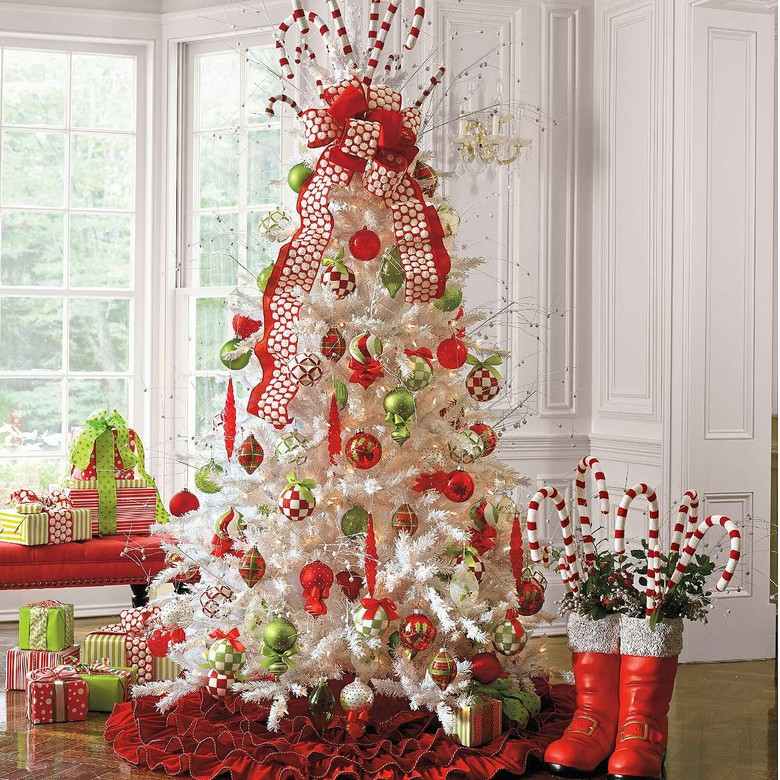 amerikanische-Weihnachtsdeko-Weihnachtsbaum-weiss-Kunststoff-gruen-rote-Kugel