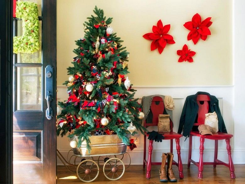 amerikanische-Weihnachtsdeko-kleiner-Weihnachtsbaum-Hauseingang