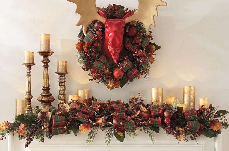 amerikanische-Weihnachtsdeko-rot-gruen-Kaminsims-festlich-dekorieren