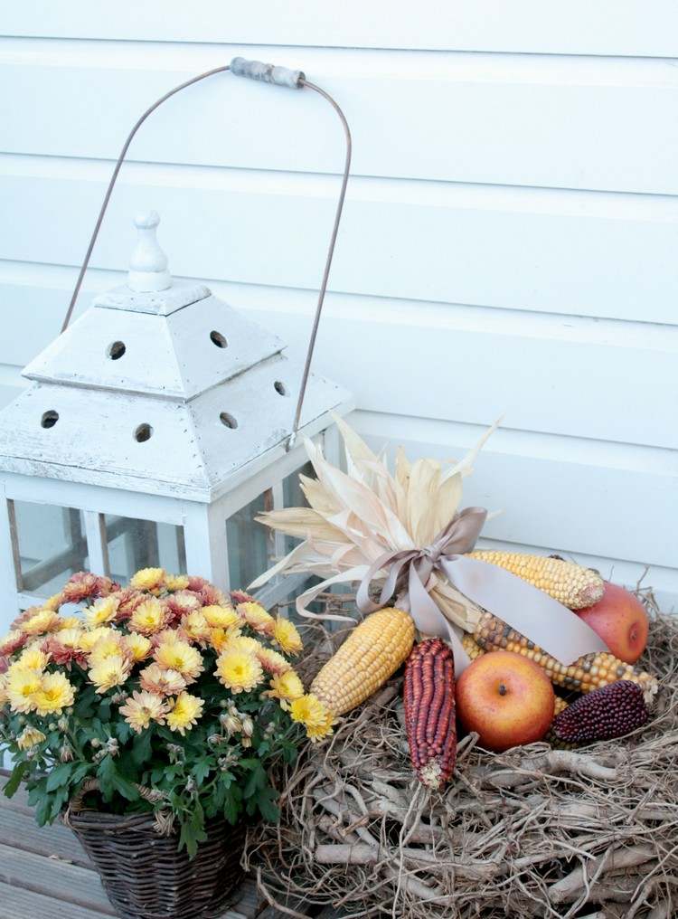 Balkon herbstlich dekorieren beispiel-chrysanthemen-maiskolben-bund-aepfel