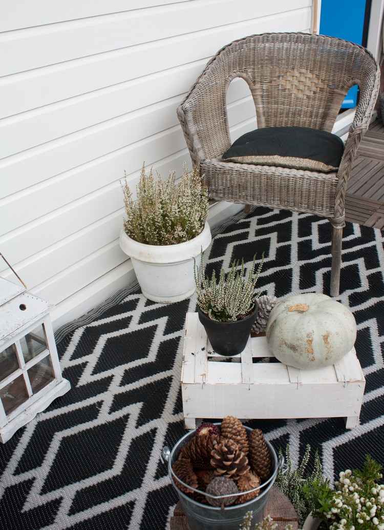 balkon-herbstlich-dekorieren-beispiel-ikea-outdoor-teppich-schwarz-weiss