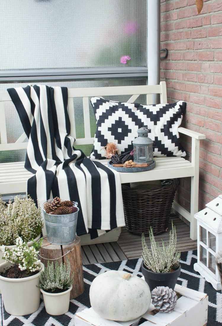 balkon-herbstlich-dekorieren-beispiel-outdoor-accessoires-textilien-schwarz-weiss
