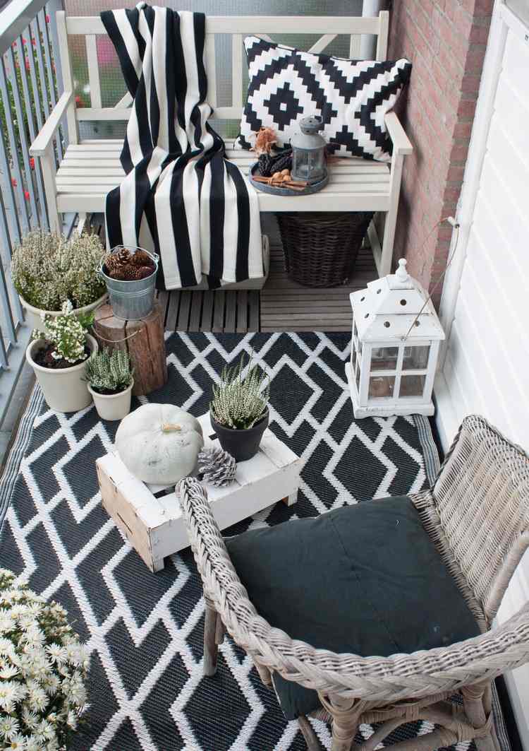 Balkon herbstlich dekorieren -beispiel-schwarz-weiss-outdoor-teppich-kissen
