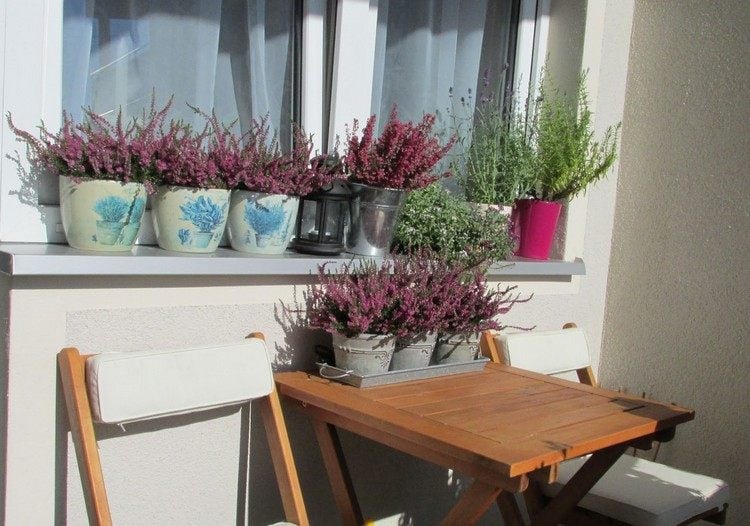 balkon-herbstlich-dekorieren-ideen-heidekraut-pink-holz-klappmoebel