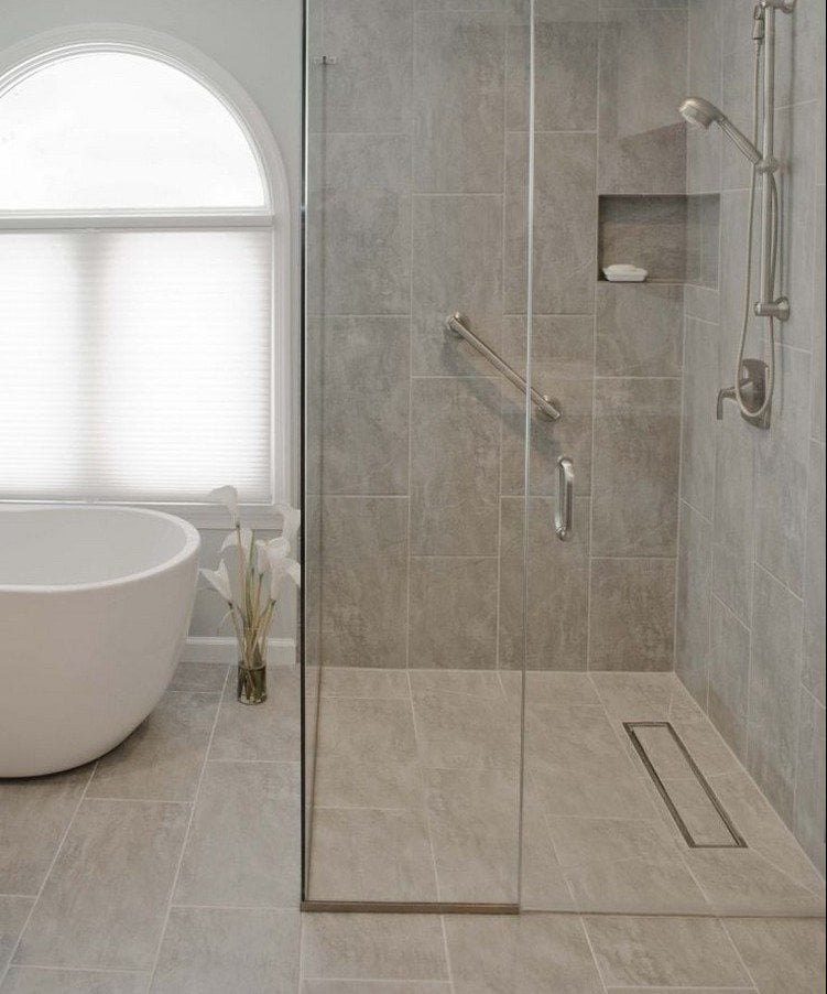 barrierefreies-badezimmer-planen-ebenerdige-dusche-glaswaende