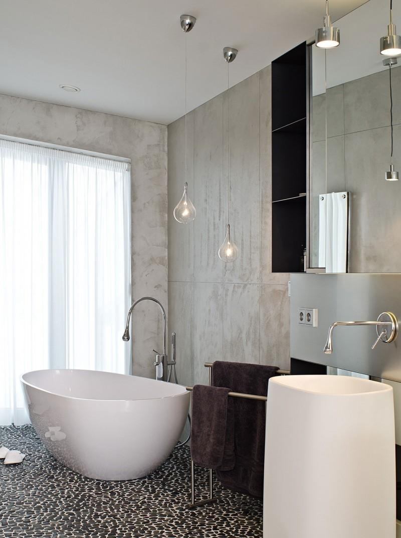 beton-design-modern-badezimmer-freistehende-badewanne-weiss-schwarz-waschkonsole-teppich-armatur-spiegelschrank