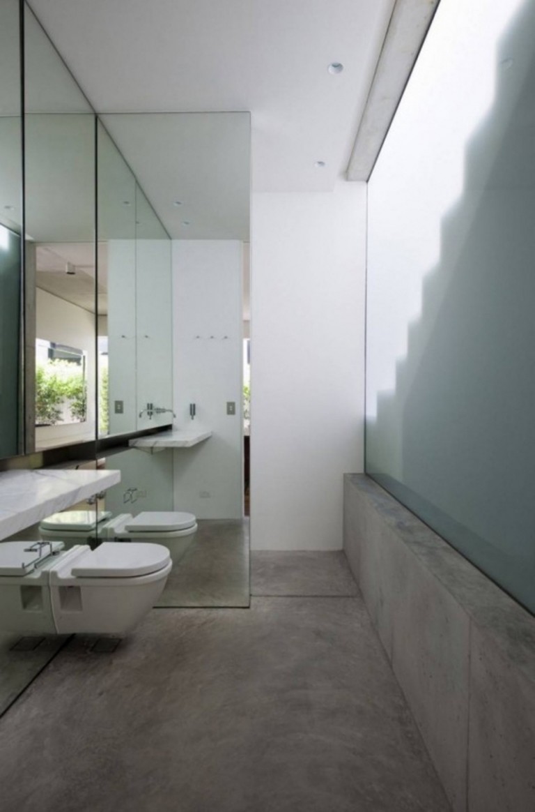 beton-design-modern-badezimmer-klo-glaswand-marmorplatte-spiegel-fenster