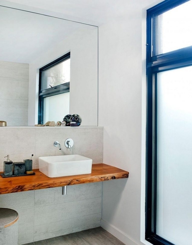 beton-design-modern-badezimmer-waschplatte-holz-waschbecken-armatur-spiegelwand-fenster