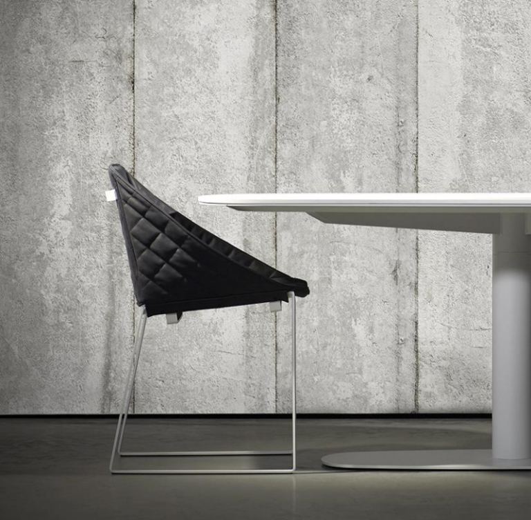 beton-design-modern-betonwand-stuhl-tisch-idee-zeitgenoessisch-gestaltung