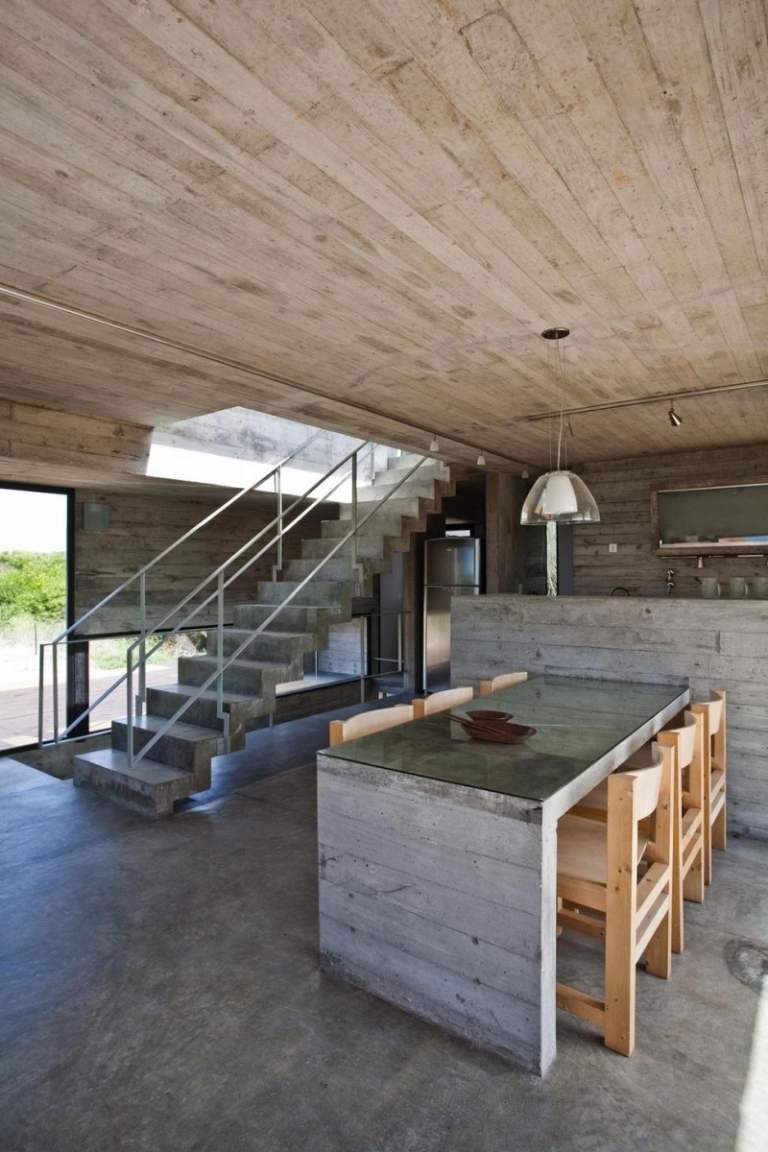 beton-design-modern-kueche-esstisch-stuehle-holz-treppe-sichtbeton-pendelleuchte-fenster