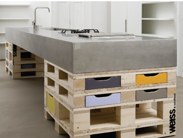 beton-design-modern-kueche-holz-europaletten-schubladen-betonblock-designer-cucine-bianchi-2012-weiss-italien