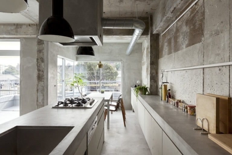 beton-design-modern-kueche-minimalistisch-industrial-fensterfronten-gasherd-dunstabzug-esstisch-stuehle