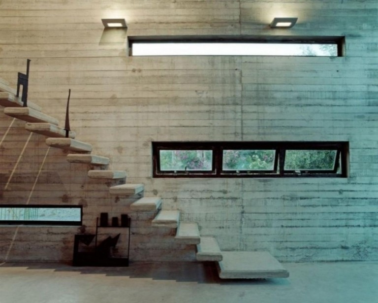 beton-design-modern-sichtbeton-treppe-schwebende-fenster-schmal-leuchten-minimalistisch