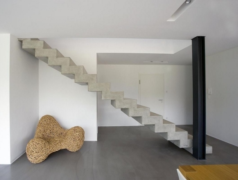 beton-design-modern-treppe-minimalistisch-ohne-gelaender-wandfarbe-weiss-stuetze