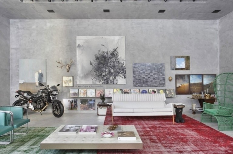 beton-design-modern-wohnzimmer-betonwand-sitzmoebel-unterschioedlich-motorrad-bilder-kuenstlerisch
