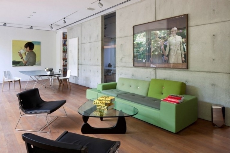 beton-design-modern-wohnzimmer-sichtbeton-wand-couch-gruen-bilder-stuehle