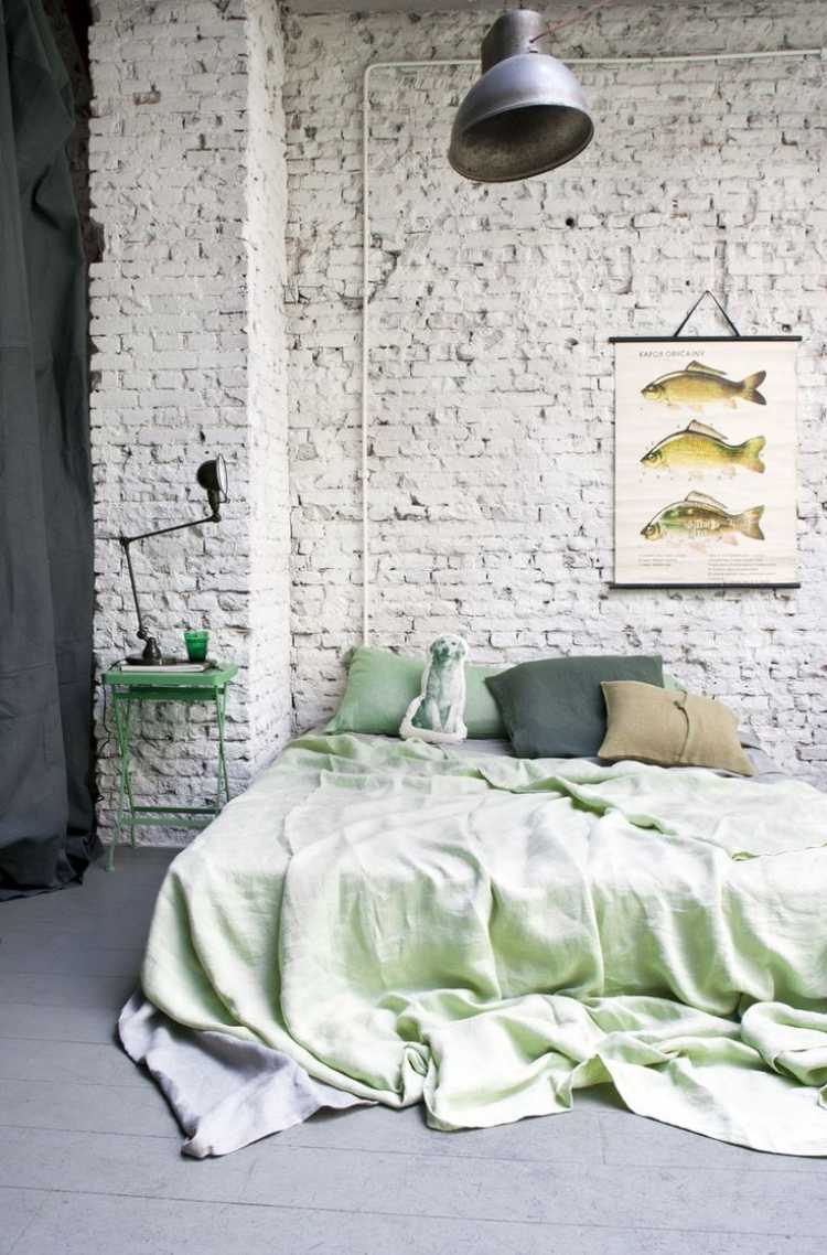 bohemian-style-schlafzimmer-weiss-backsteinwand-geweisst-poster-fische-kissen-hund-print
