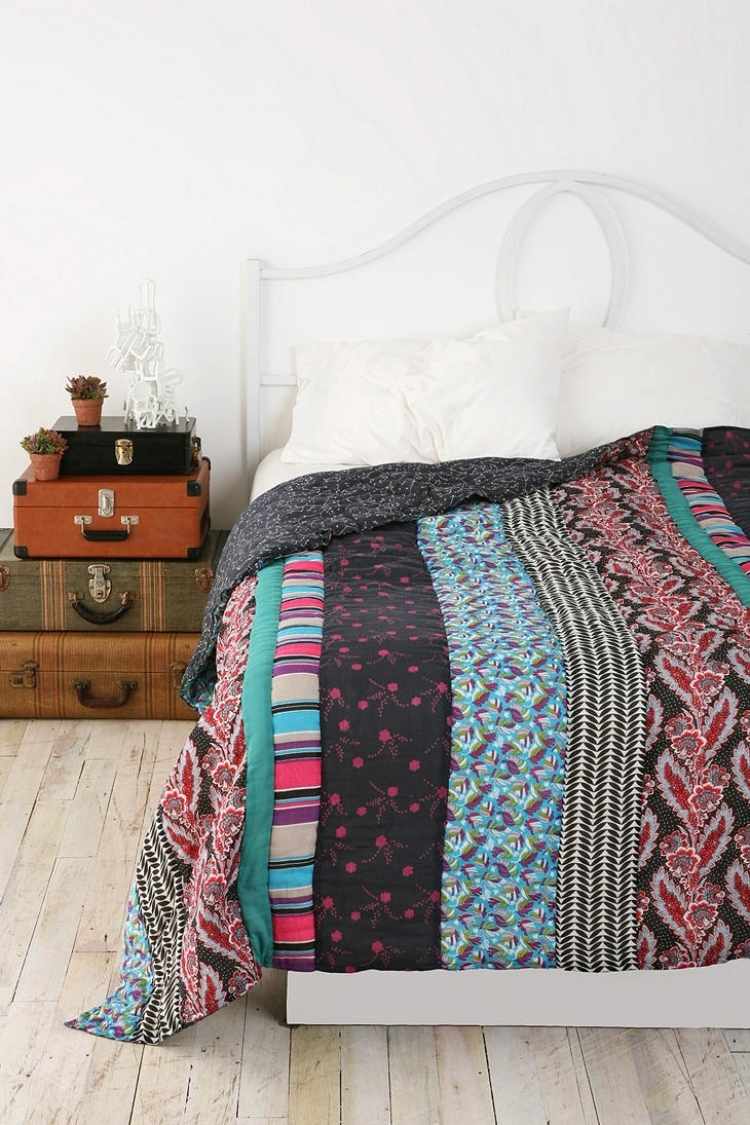 bohemian style schlafzimmer-weiss-bettdecke-bunt-stoffe-patchwork-nachttisch-koffer
