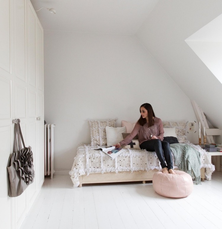 bohemian-style-schlafzimmer-weiss-dachschraege-bett-einbauschrank-dielenboden-sitzkissen-beige