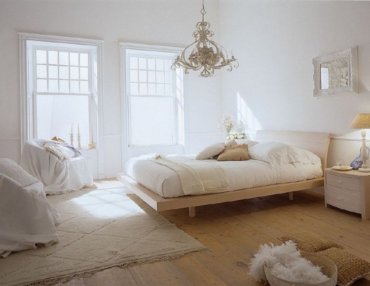 bohemian-style-schlafzimmer-weiss-dielenboden-holzbett-kronlleuchter-rustikal