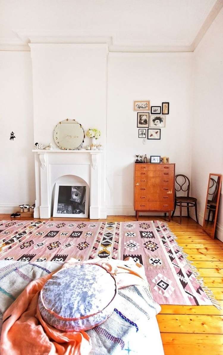 bohemian-style-schlafzimmer-weiss-ethno-dielenboden-teppich-orientteppich-kommode-antik-stilmix