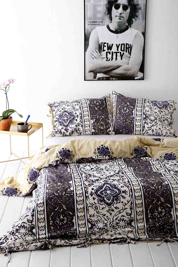 bohemian-style-schlafzimmer-weiss-schwarz-foto-poster-nachttisch-dielenboden