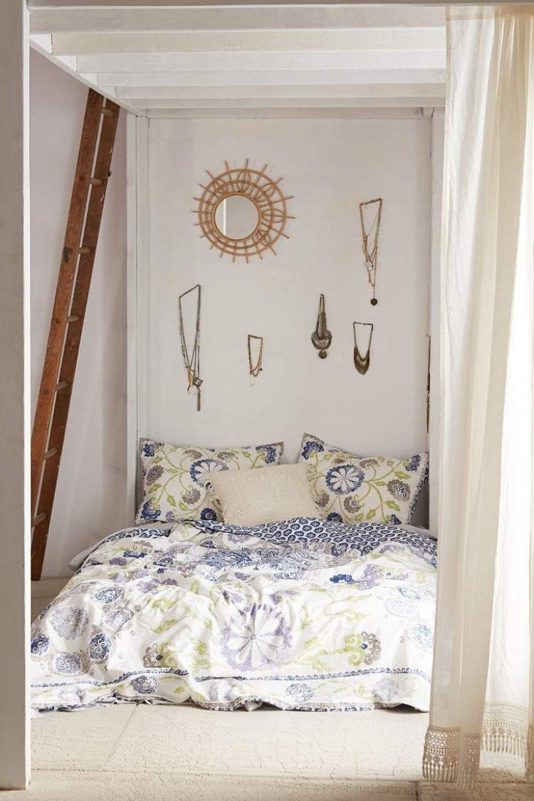bohemian-style-schlafzimmer-weiss-wanddeko-ketten-spiegel-sonne-gardinen-bett-bettdecke
