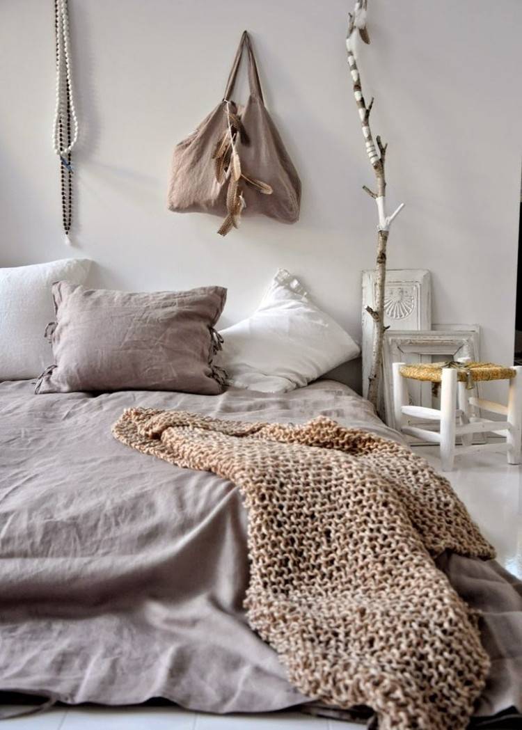 bohemian-style-schlafzimmer-weissbettdecke-strick-beige-ethno-stil-bett-kissen
