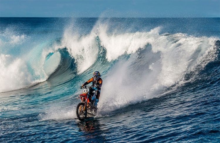 cross-motorrad-extremsport-surfen-wellen-wasser-ozean-tahiti