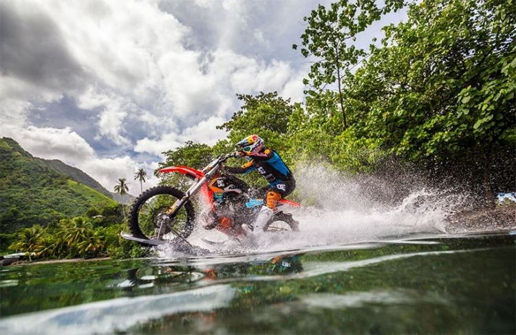 cross-motorrad-extremsport-wasser-tahiti-ozean-tropisch-exotisch