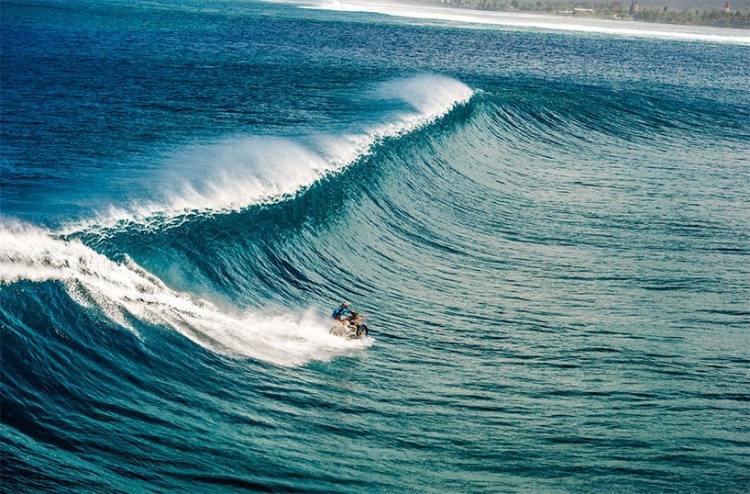 Cross-Motorrad-ozean-welle-extremsport-surfen-tahiti-schoen