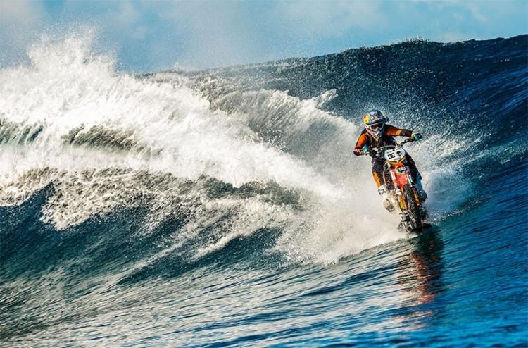 cross-motorrad-surfen-wellen-thaiti-extremsport-wasser-blau