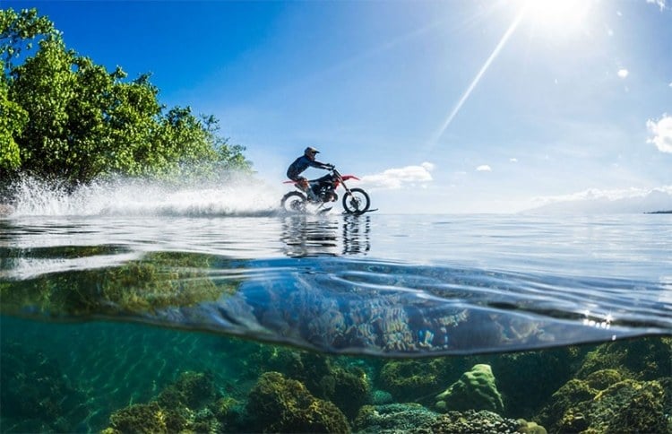 cross-motorrad-wasser-schoen-ozean-tahiti-extremsport-wellen