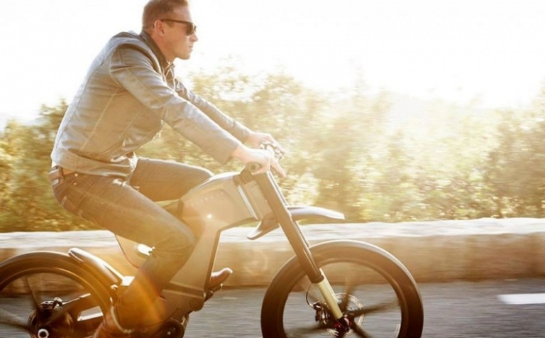 Elektrisches Fahrrad motorrad-fahren-strassen-mann-dynamisch-sonne-design