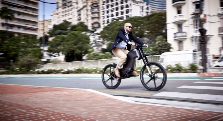 elektrisches-fahrrad-stadt-mobilitaet-strasse-mann-fahren-urban