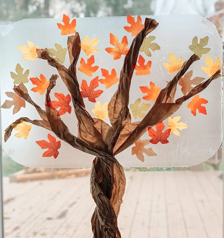 Fensterdeko für den Herbst basteln mit Klebefolie und Laubblättern aus Papier