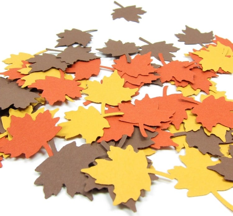 Fensterdeko im Herbst -kinder-basteln-ausstanzer-papier-filz-blaetter-bunt-orange-braun-gelb