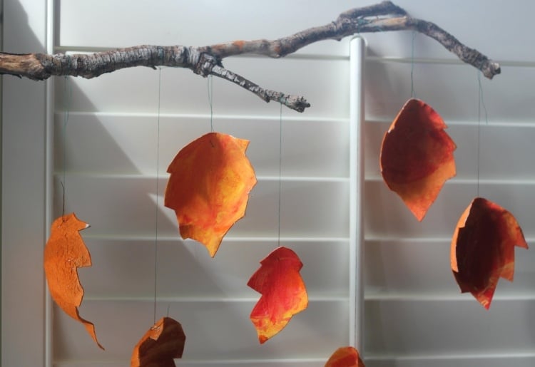 Fensterdeko im Herbst -kinder-basteln-blaetter-kreativ-ast-mobile