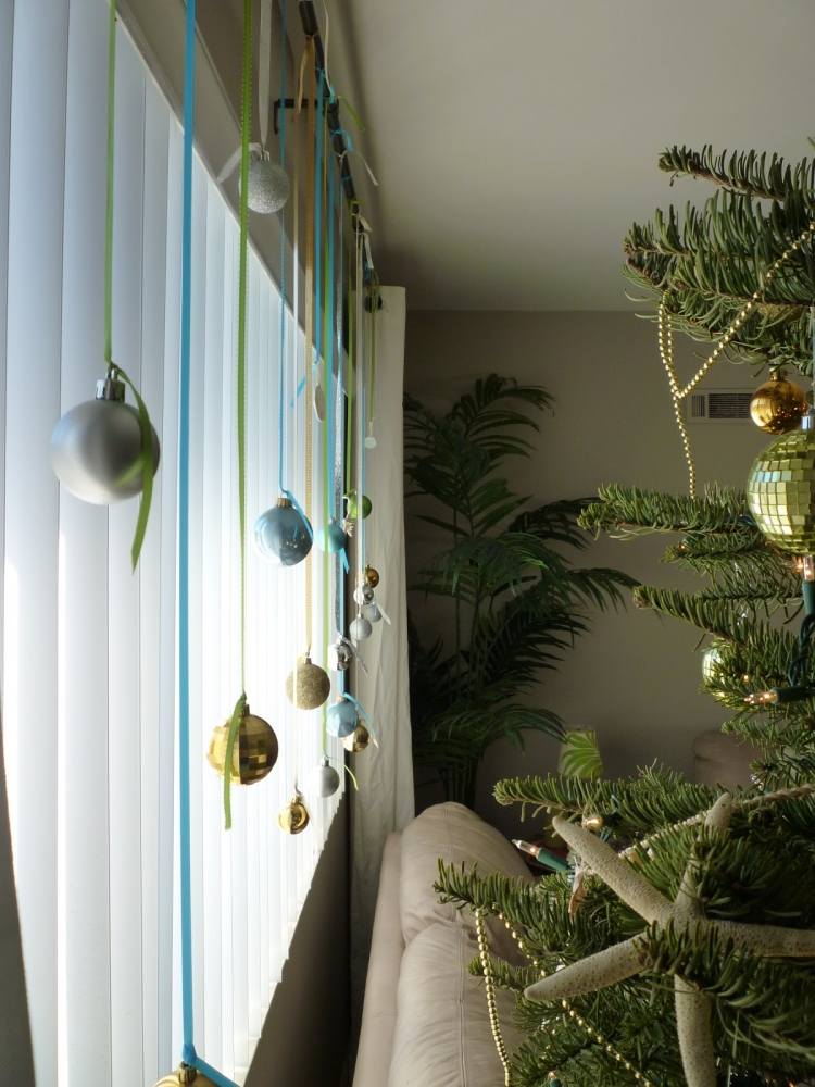 fensterdeko-weihnachten-basteln-ideen-gold-blau-gruen-deko-weihnachtskugel
