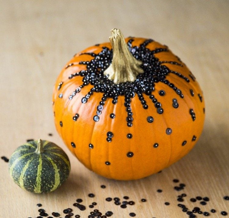 halloween-kuerbis-dekorieren-schwarze-pailetten-stecknadeln
