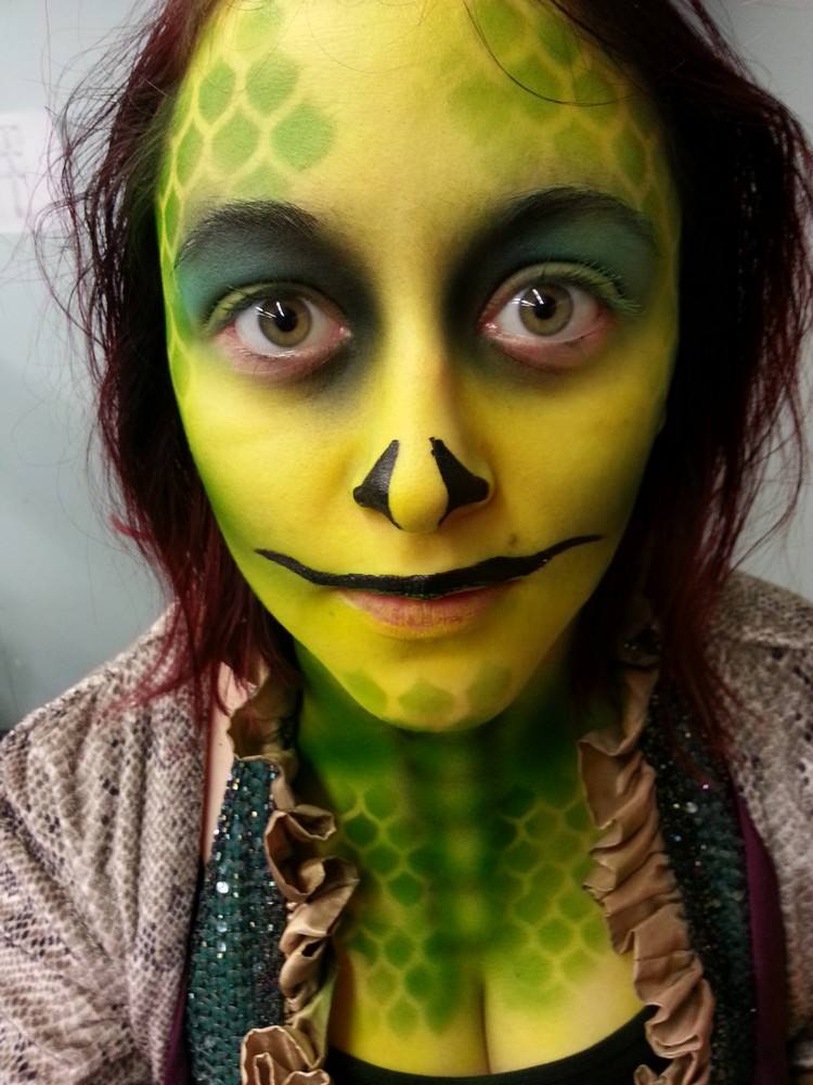 halloween-schminke-ideen-gruene-schlange-gesicht-makeup