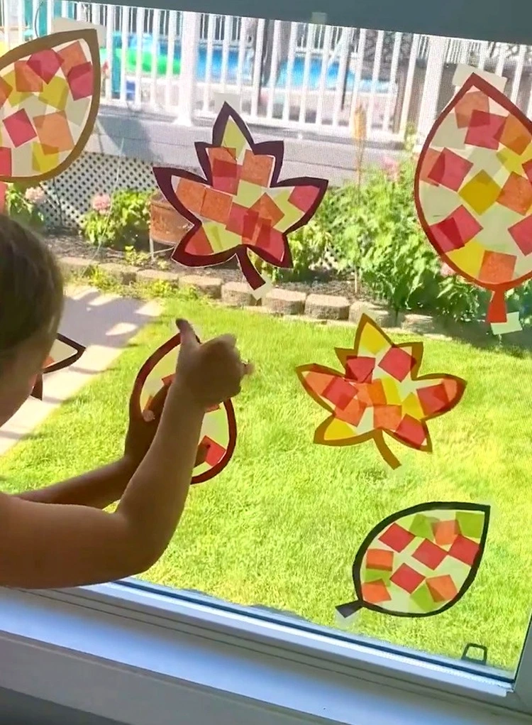 Herbstblätter als Sonnenfänger mit Pergament basteln