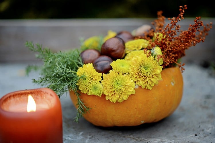 Herbstdeko mit Kürbissen selber-machen-gestecke-gelbe-chrysanthemen-kastanien