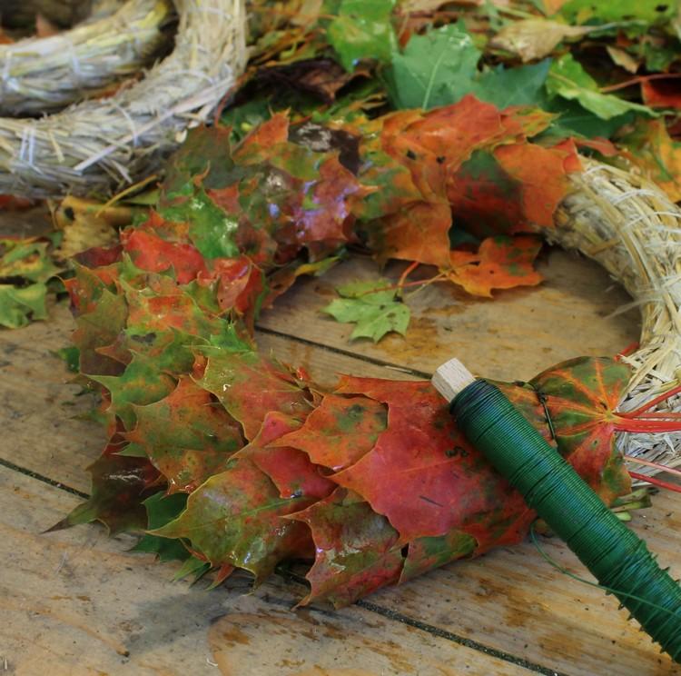 Herbstkranz selber machen -blumendraht-herbstblaetter