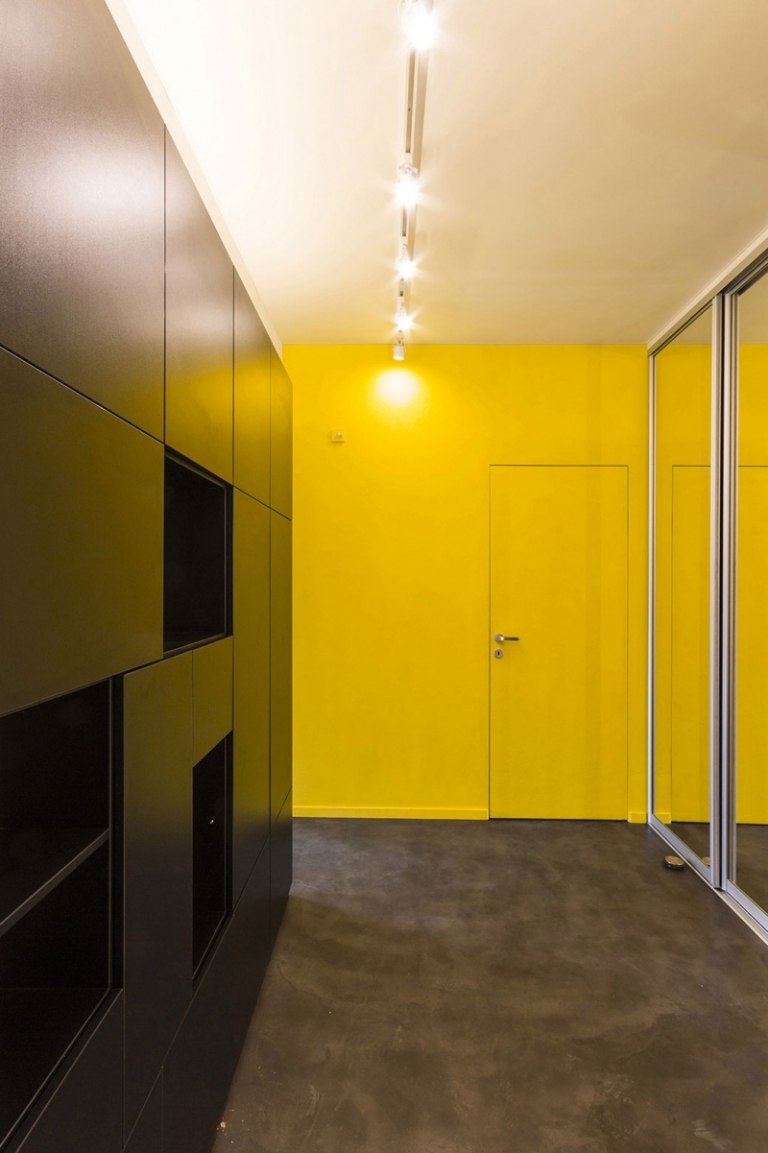 indoor-spielplatz-zuhause-kinderzimmer-flur-gelb-schwarz-leuchten-einbauschrank