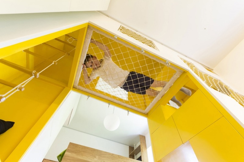 Indoor Spielplatz -zuhause-kinderzimmer-spielraum-klettern-anlage-gelb-weiss-faecher-stufen